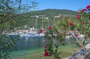 SIVOTA, LEFKADA, GREECE - 26 Ağustos 2023: Yunanistan 'ın Lefkada kentindeki Sivota köyünün yaz manzarası