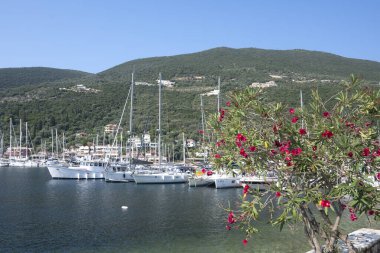 SIVOTA, LEFKADA, GREECE - 26 Ağustos 2023: Yunanistan 'ın Lefkada kentindeki Sivota köyünün yaz manzarası