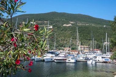 SIVOTA, LEFKADA, GREECE - 26 Ağustos 2023: Yunanistan 'ın Lefkada kentindeki Sivota köyünün yaz manzarası