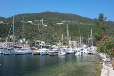 SIVOTA, LEFKADA, GREECE - 26 Ağustos 2023: Yunanistan 'ın Lefkada kentindeki Sivota köyünün yaz manzarası