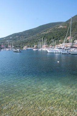SIVOTA, LEFKADA, GREECE - 26 Ağustos 2023: Yunanistan 'ın Lefkada kentindeki Sivota köyünün yaz manzarası