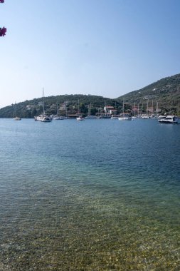 SIVOTA, LEFKADA, GREECE - 26 Ağustos 2023: Yunanistan 'ın Lefkada kentindeki Sivota köyünün yaz manzarası