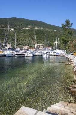 SIVOTA, LEFKADA, GREECE - 26 Ağustos 2023: Yunanistan 'ın Lefkada kentindeki Sivota köyünün yaz manzarası