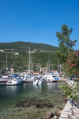 SIVOTA, LEFKADA, GREECE - 26 Ağustos 2023: Yunanistan 'ın Lefkada kentindeki Sivota köyünün yaz manzarası