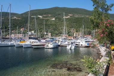 SIVOTA, LEFKADA, GREECE - 26 Ağustos 2023: Yunanistan 'ın Lefkada kentindeki Sivota köyünün yaz manzarası