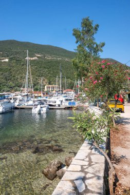 SIVOTA, LEFKADA, GREECE - 26 Ağustos 2023: Yunanistan 'ın Lefkada kentindeki Sivota köyünün yaz manzarası