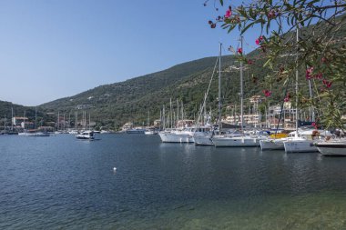 SIVOTA, LEFKADA, GREECE - 26 Ağustos 2023: Yunanistan 'ın Lefkada kentindeki Sivota köyünün yaz manzarası