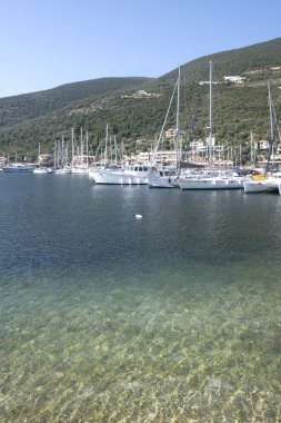 SIVOTA, LEFKADA, GREECE - 26 Ağustos 2023: Yunanistan 'ın Lefkada kentindeki Sivota köyünün yaz manzarası