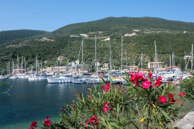 SIVOTA, LEFKADA, GREECE - 26 Ağustos 2023: Yunanistan 'ın Lefkada kentindeki Sivota köyünün yaz manzarası