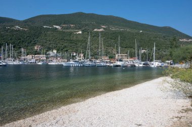 SIVOTA, LEFKADA, GREECE - 26 Ağustos 2023: Yunanistan 'ın Lefkada kentindeki Sivota köyünün yaz manzarası