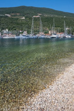 SIVOTA, LEFKADA, GREECE - 26 Ağustos 2023: Yunanistan 'ın Lefkada kentindeki Sivota köyünün yaz manzarası