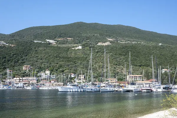 SIVOTA, LEFKADA, GREECE - 26 Ağustos 2023: Yunanistan 'ın Lefkada kentindeki Sivota köyünün yaz manzarası