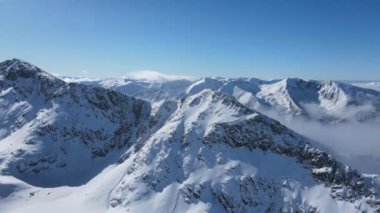 Bulgaristan 'ın Musala zirvesi yakınlarındaki Rila Dağı' nın şaşırtıcı hava kışı manzarası