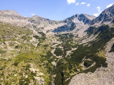 Bulgaristan 'ın Yalovarnika zirvesi yakınlarındaki Pirin Dağı' nın şaşırtıcı hava manzarası