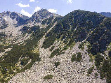 Bulgaristan 'ın Yalovarnika zirvesi yakınlarındaki Pirin Dağı' nın şaşırtıcı hava manzarası