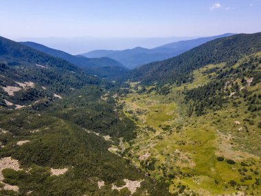 Bulgaristan 'ın Yalovarnika zirvesi yakınlarındaki Pirin Dağı' nın şaşırtıcı hava manzarası