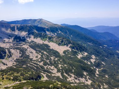 Bulgaristan 'ın Yalovarnika zirvesi yakınlarındaki Pirin Dağı' nın şaşırtıcı hava manzarası