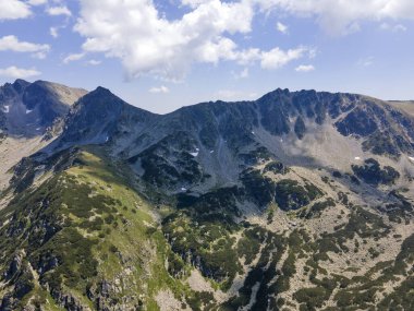 Bulgaristan 'ın Yalovarnika zirvesi yakınlarındaki Pirin Dağı' nın şaşırtıcı hava manzarası