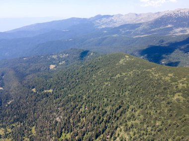 Bulgaristan 'ın Yalovarnika zirvesi yakınlarındaki Pirin Dağı' nın şaşırtıcı hava manzarası