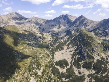 Bulgaristan 'ın Yalovarnika zirvesi yakınlarındaki Pirin Dağı' nın şaşırtıcı hava manzarası