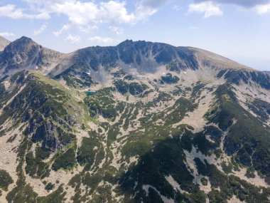 Bulgaristan 'ın Yalovarnika zirvesi yakınlarındaki Pirin Dağı' nın şaşırtıcı hava manzarası