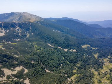Bulgaristan 'ın Yalovarnika zirvesi yakınlarındaki Pirin Dağı' nın şaşırtıcı hava manzarası