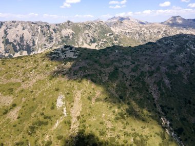 Bulgaristan 'ın Yalovarnika zirvesi yakınlarındaki Pirin Dağı' nın şaşırtıcı hava manzarası