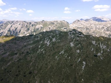 Bulgaristan 'ın Yalovarnika zirvesi yakınlarındaki Pirin Dağı' nın şaşırtıcı hava manzarası