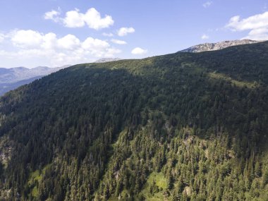 Bulgaristan 'ın Yalovarnika zirvesi yakınlarındaki Pirin Dağı' nın şaşırtıcı hava manzarası