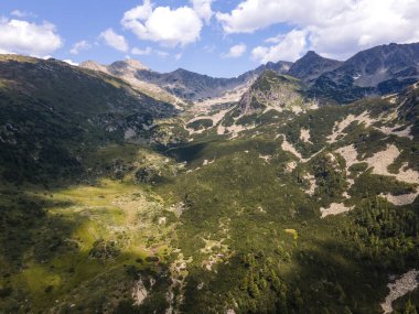 Bulgaristan 'ın Yalovarnika zirvesi yakınlarındaki Pirin Dağı' nın şaşırtıcı hava manzarası