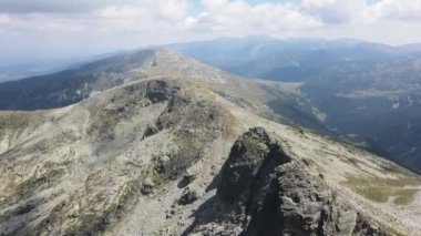 Bulgaristan 'ın Golyam Kupen zirvesi yakınlarındaki Rila Dağı' nın şaşırtıcı hava manzarası