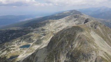 Bulgaristan 'ın Golyam Kupen zirvesi yakınlarındaki Rila Dağı' nın şaşırtıcı hava manzarası