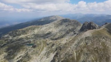 Bulgaristan 'ın Golyam Kupen zirvesi yakınlarındaki Rila Dağı' nın şaşırtıcı hava manzarası