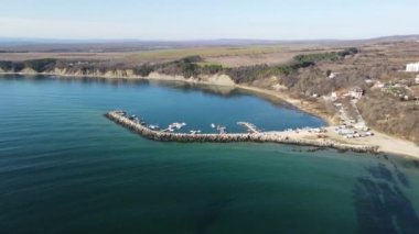 Bulgaristan 'ın Varna Bölgesi' ndeki Saint Athanasius Burnu 'nun Karadeniz kıyısı manzarası 