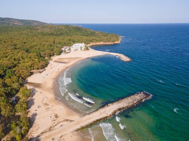 Bulgaristan 'ın Burgaz bölgesindeki Perla plajı yakınlarındaki Karadeniz kıyısının şaşırtıcı hava manzarası