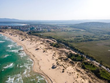Bulgaristan 'ın Burgaz bölgesindeki Perla plajı yakınlarındaki Karadeniz kıyısının şaşırtıcı hava manzarası