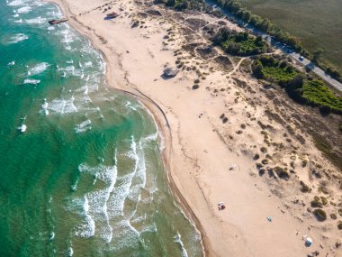 Bulgaristan 'ın Burgaz bölgesindeki Perla plajı yakınlarındaki Karadeniz kıyısının şaşırtıcı hava manzarası
