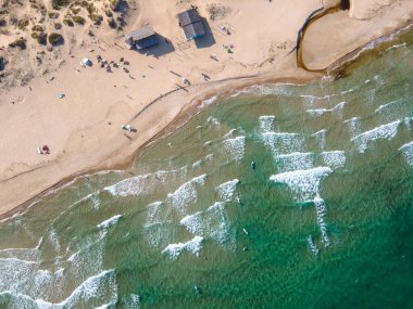 Bulgaristan 'ın Burgaz bölgesindeki Perla plajı yakınlarındaki Karadeniz kıyısının şaşırtıcı hava manzarası
