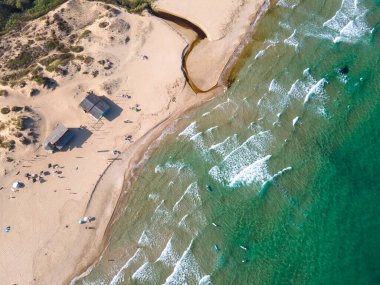 Bulgaristan 'ın Burgaz bölgesindeki Perla plajı yakınlarındaki Karadeniz kıyısının şaşırtıcı hava manzarası