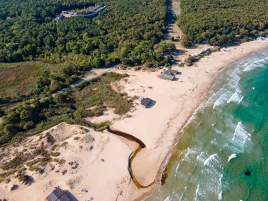 Bulgaristan 'ın Burgaz bölgesindeki Perla plajı yakınlarındaki Karadeniz kıyısının şaşırtıcı hava manzarası