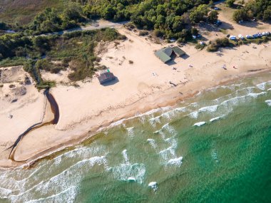 Bulgaristan 'ın Burgaz bölgesindeki Perla plajı yakınlarındaki Karadeniz kıyısının şaşırtıcı hava manzarası