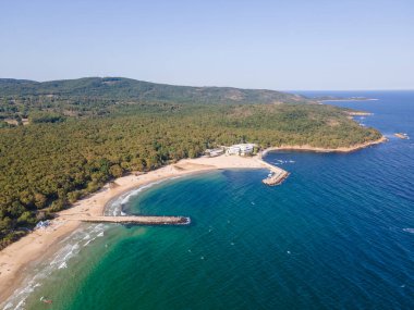 Bulgaristan 'ın Burgaz bölgesindeki Perla plajı yakınlarındaki Karadeniz kıyısının şaşırtıcı hava manzarası