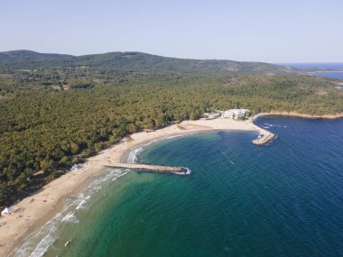Bulgaristan 'ın Burgaz bölgesindeki Perla plajı yakınlarındaki Karadeniz kıyısının şaşırtıcı hava manzarası