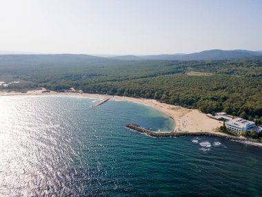 Bulgaristan 'ın Burgaz bölgesindeki Perla plajı yakınlarındaki Karadeniz kıyısının şaşırtıcı hava manzarası