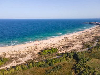 Bulgaristan 'ın Burgaz bölgesindeki Perla plajı yakınlarındaki Karadeniz kıyısının şaşırtıcı hava manzarası