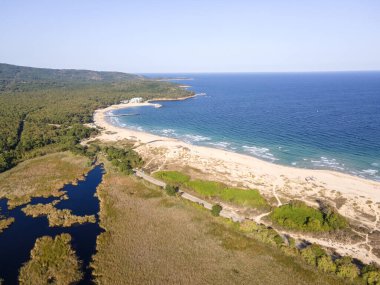 Bulgaristan 'ın Burgaz bölgesindeki Perla plajı yakınlarındaki Karadeniz kıyısının şaşırtıcı hava manzarası
