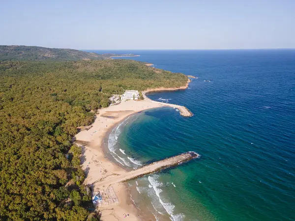 Bulgaristan 'ın Burgaz bölgesindeki Perla plajı yakınlarındaki Karadeniz kıyısının şaşırtıcı hava manzarası