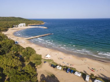 Bulgaristan 'ın Burgaz bölgesindeki Perla plajı yakınlarındaki Karadeniz kıyısının şaşırtıcı hava manzarası