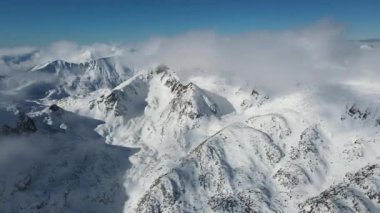 Bulgaristan 'ın Polezhan ve Bezbog Tepeleri yakınlarındaki Pirin Dağı' nın İnanılmaz Hava Kış Manzarası
