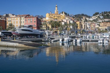 MENTON, FRANCE - 27 Ocak 2024: Menton, Provence Alpes-Cote d 'Azur, Fransa' nın panoramik manzarası